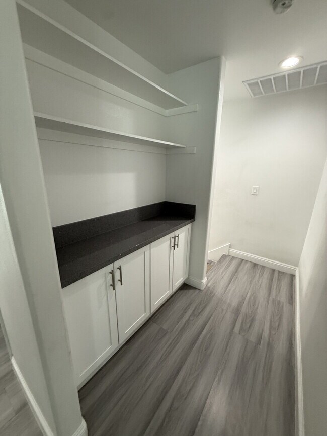 Building Photo - New Gas Range & Refrigerator.  Spacious rooms, private yard and RV parking.  Must see - Won't las...