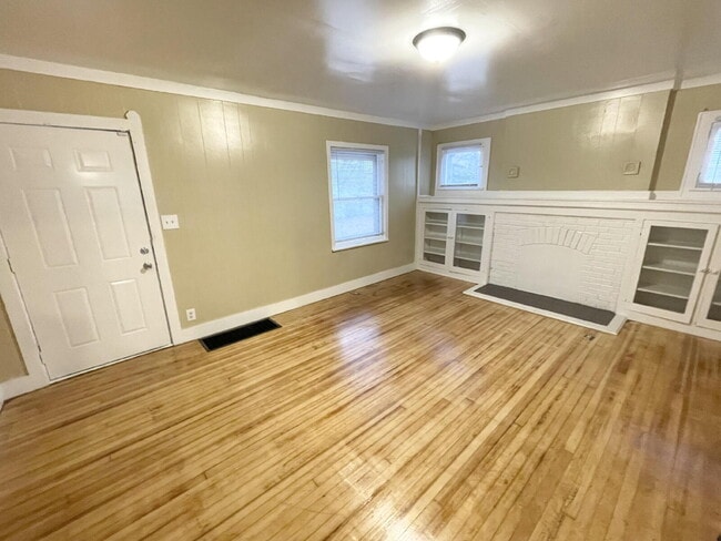 Building Photo - 3 Bedroom conveniently located across the street from Starbucks