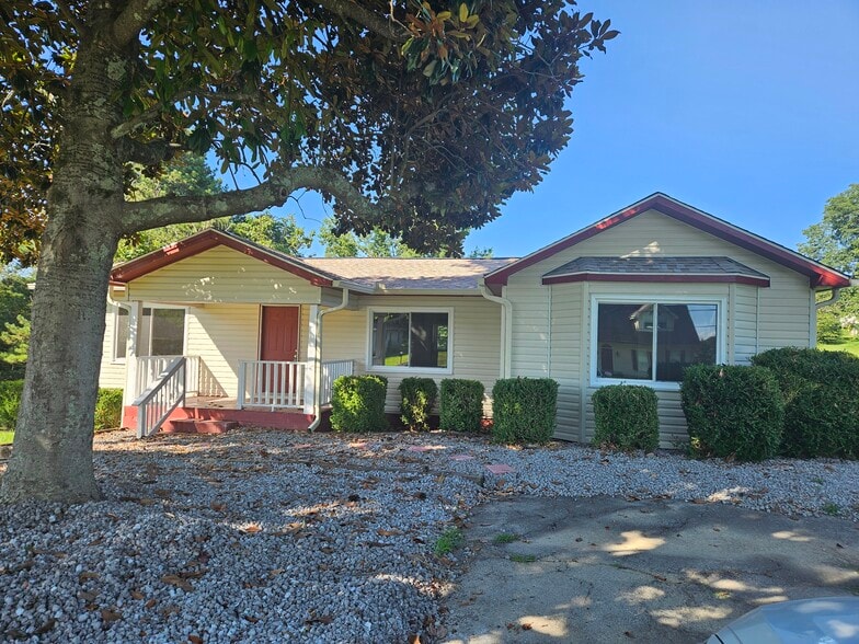 Primary Photo - 495 Lakeshore Ln