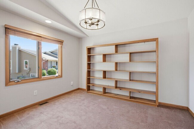 Building Photo - 4 Bedroom 3 Bathroom Duplex in Emerald Glen