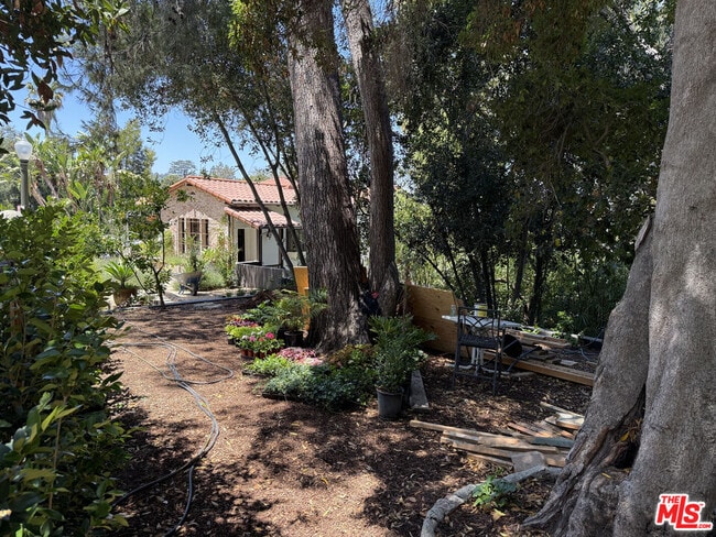 Building Photo - 3475 N Knoll Dr