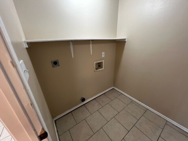 Building Photo - 7714 Red River Bay