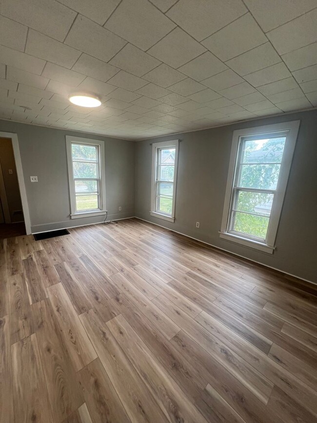 Building Photo - 3 Bed - 1 Bath House for Rent in Cedar Fal...