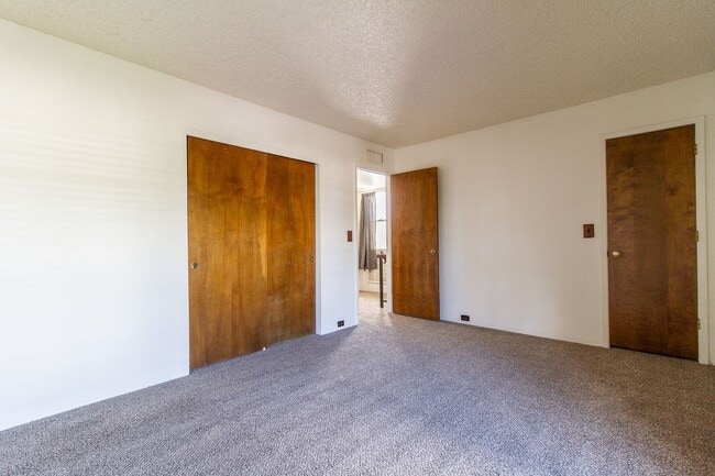 Building Photo - 4853 E Euclid Ave