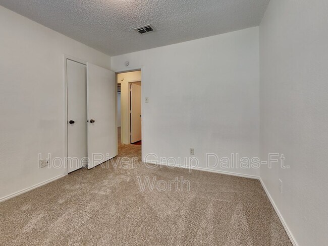 Building Photo - 816 Castleview Dr