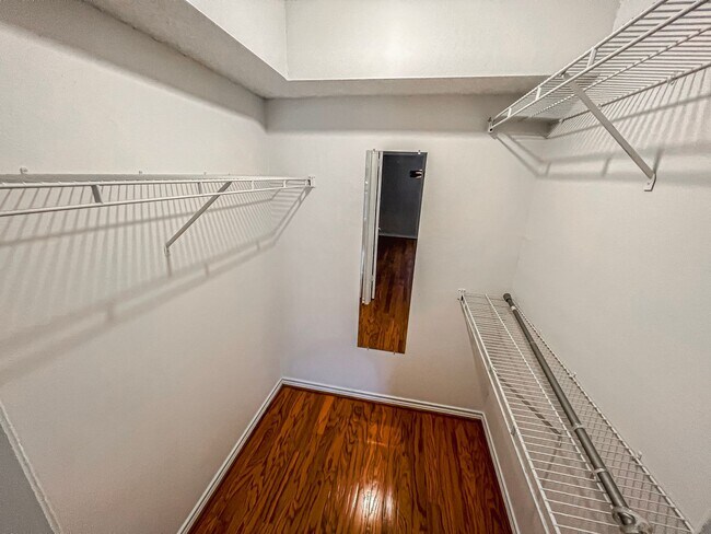 Building Photo - Charming 1 Bed 1 Bath Unit With Private Balcony In The Fountains At McLean - Water Included