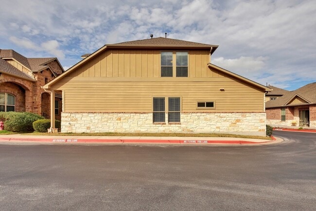 Building Photo - $1,000 off first month’s rent with a 2-year lease!