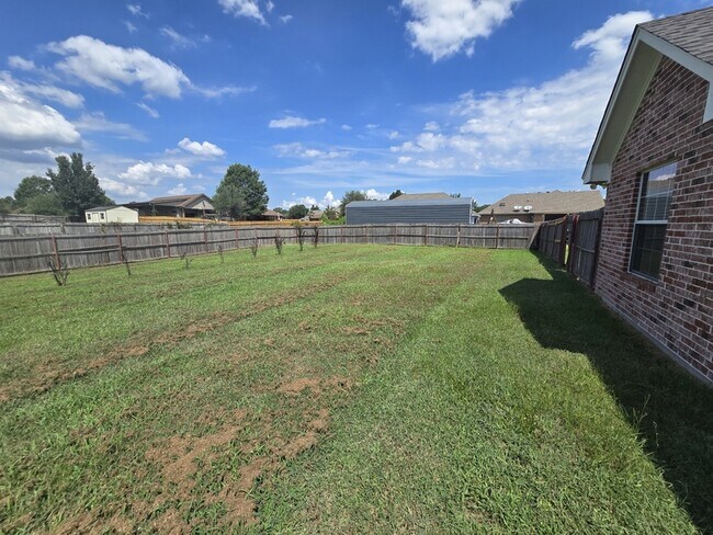 Building Photo - 15298 Wagon Wheel Cir