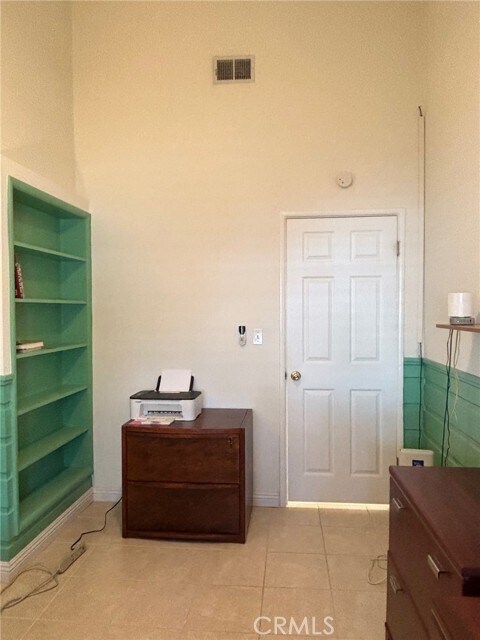 Building Photo - 2758 Paloma St