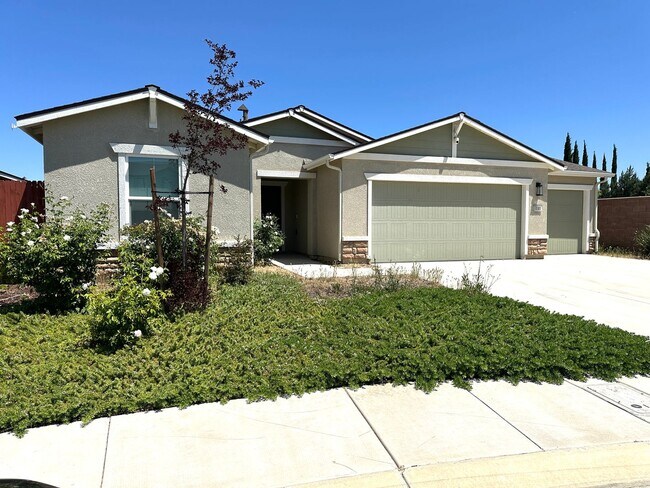 Building Photo - Beautiful Single Story Home Ready To Be Called Home!