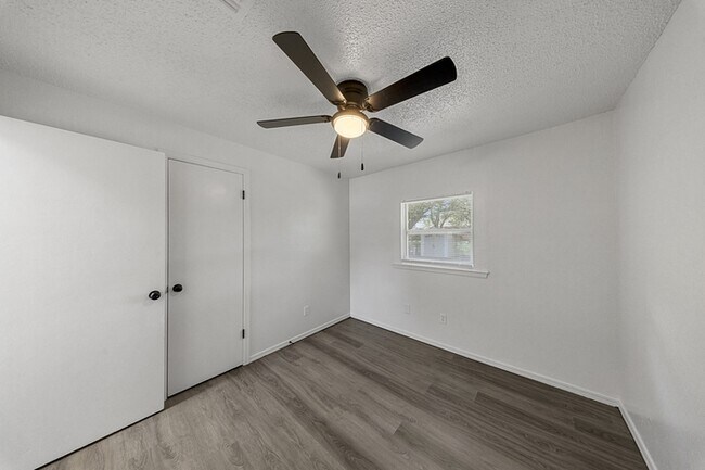 Building Photo - 3232 Parker Dr