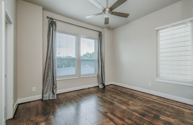 Building Photo - Beautiful 3-story House In the Heart of Ho...