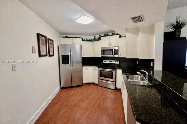 Building Photo - 9731 Fontainebleau Blvd