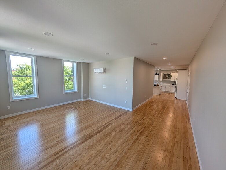 Living room/original hardwood floors - 1 N Minnesota St