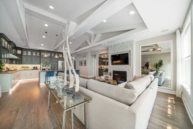 Building Photo - Luxury Fully Furnished 3 Bed 3.5 Bath Town...