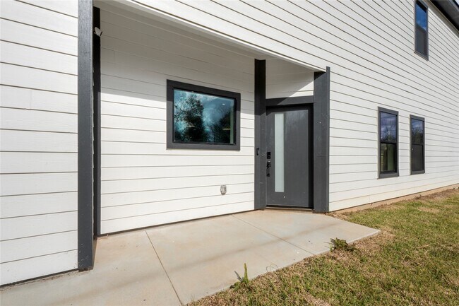 Building Photo - 1113 Danube St