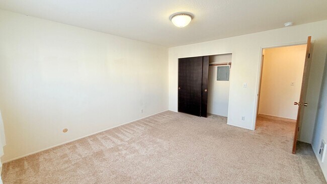 Building Photo - 2133 Santa Clara Ave