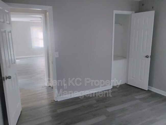 Building Photo - 6021 N Topping Ave