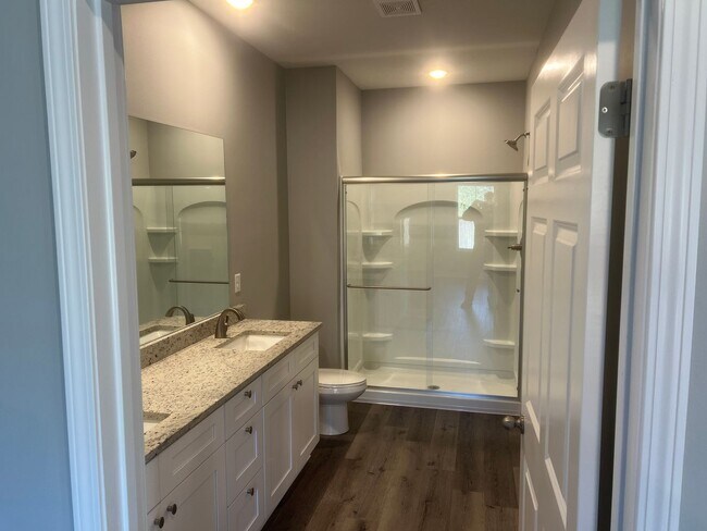 Building Photo - 3 Bed 3 Bath Home