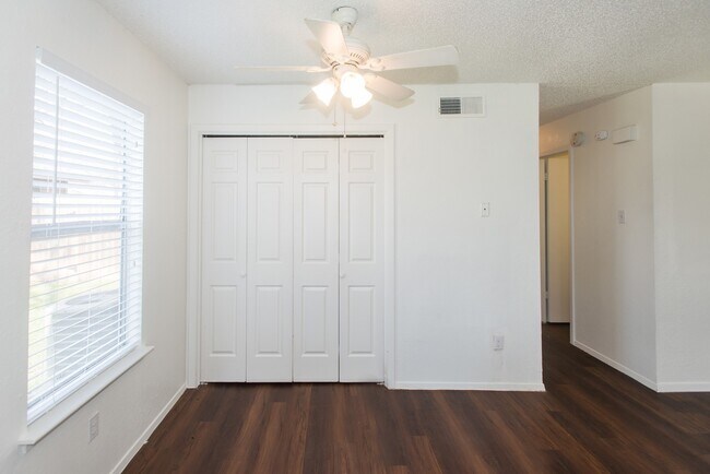 Building Photo - 6000 Tracy Lynn Ln