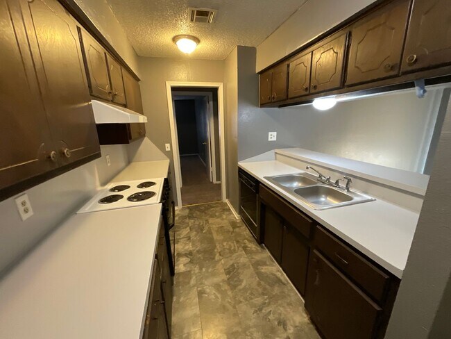 Building Photo - 3 bed, 2 bath, 2 car garage/2 car carport