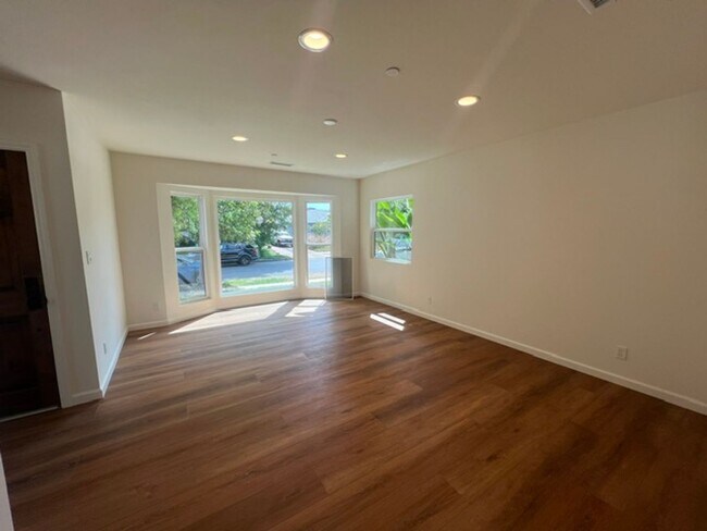Building Photo - 6557 McLennan Ave