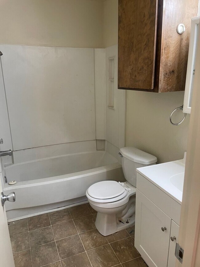 Building Photo - AUGUST PRE-LEASE!  Great 3 bedroom 2 Bathroom Duplex with Small Yard