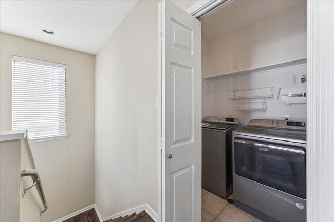 Building Photo - 1407 Dart St