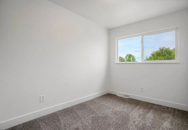 Building Photo - Fully Renovated Park Hill Townhome - 5 Bedrooms!