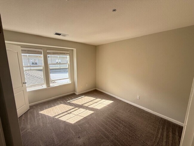 Building Photo - BACK ON MARKET: 2-Bedroom Martinez Townhom...
