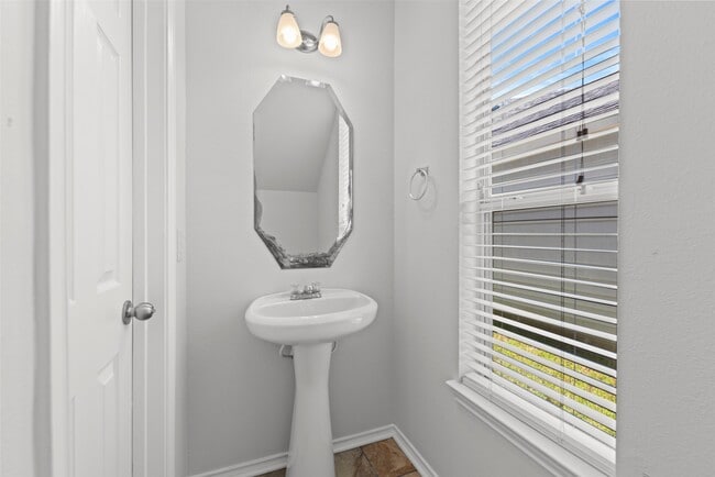 Building Photo - 12850 Pecan Shores Dr