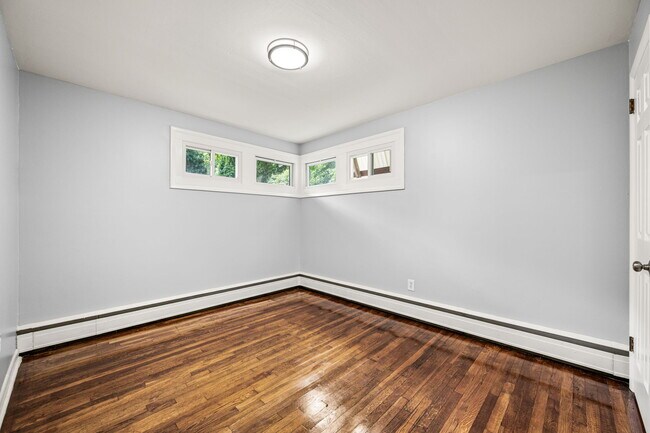 Building Photo - 25 E Pennsbury Way