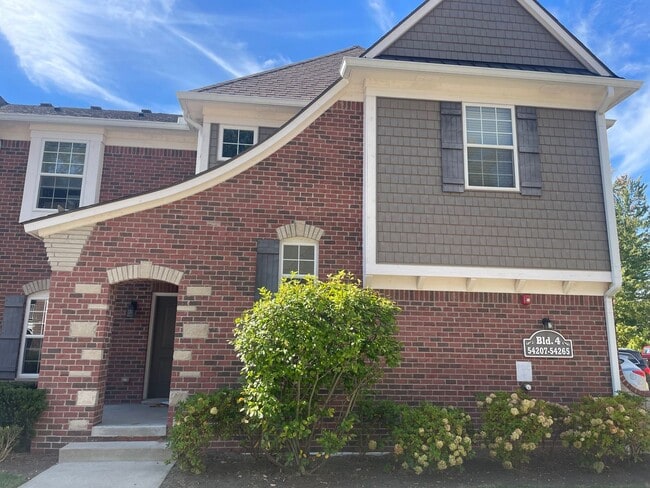 Primary Photo - Shelby Township - 3 Bedroom, 2 Bath, End-U...