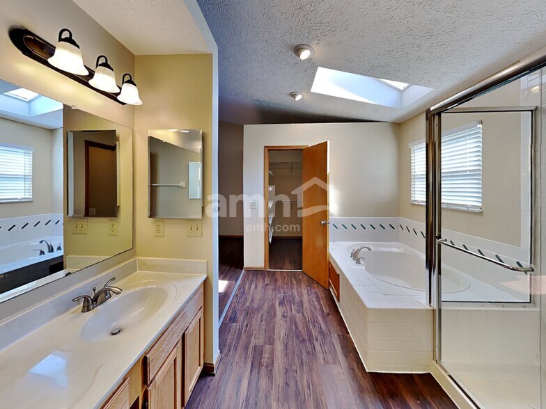 Building Photo - 12098 Mallard Pond Dr