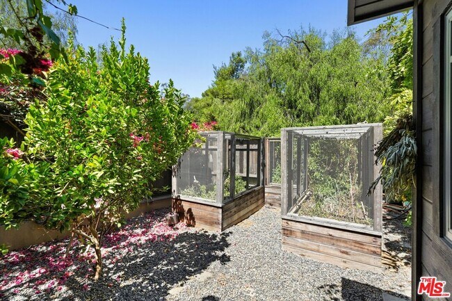Building Photo - 21344 Colina Dr