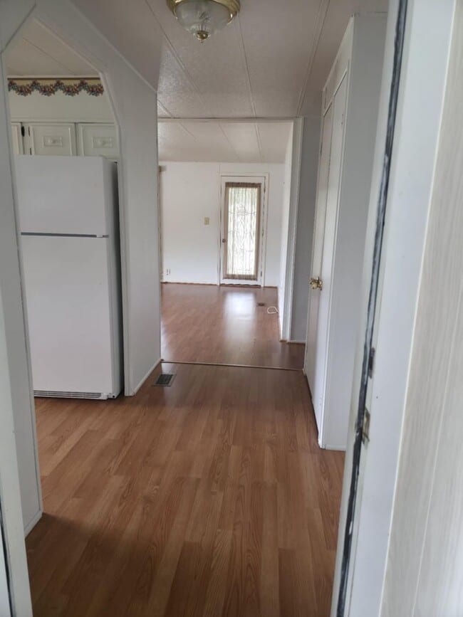 Building Photo - 2 BEDROOM 2 BATHROOM ON THE GOLF COURSE