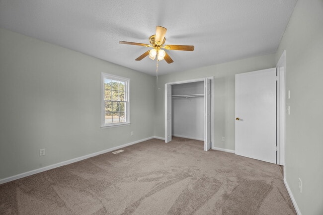 Building Photo - 904 Jennifer Ln