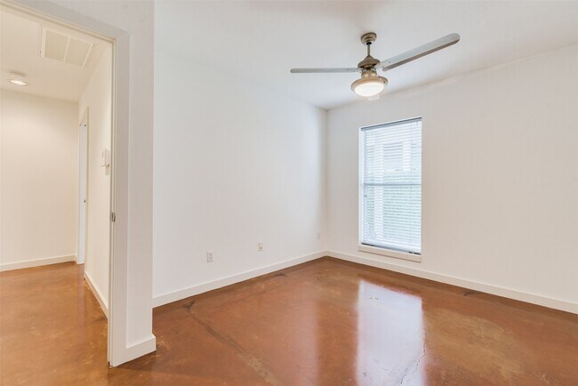 Building Photo - 1637 Tuam St