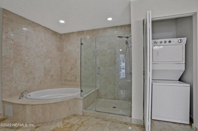 Building Photo - 1431 Riverplace Blvd