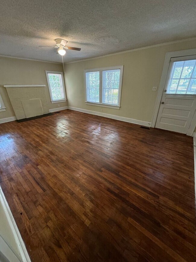 Building Photo - Recently Updated 3 Bedroom Home Close to Downtown Rock Hill