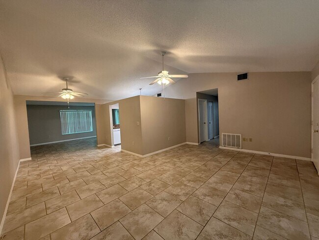 Building Photo - Spacious 2 Bedroom, 2 Bath, 2 car garage Home For Rent in New Port Richey!