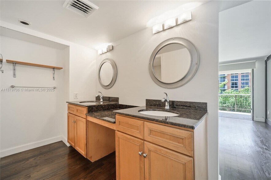 Building Photo - 2901 S Bayshore Dr