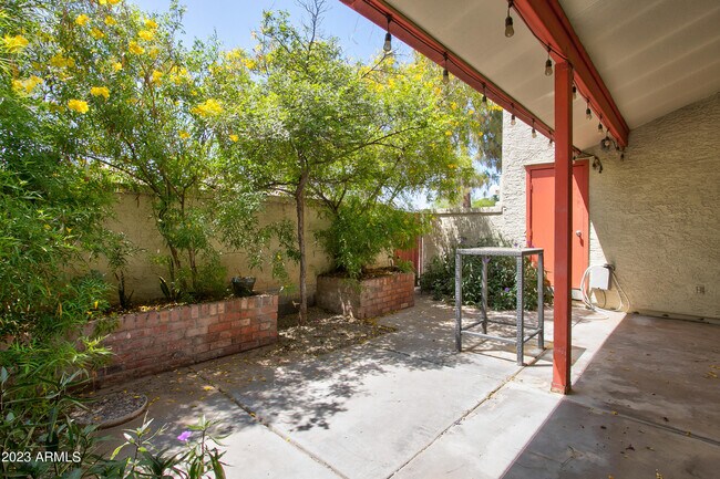 Building Photo - 633 W Southern Ave