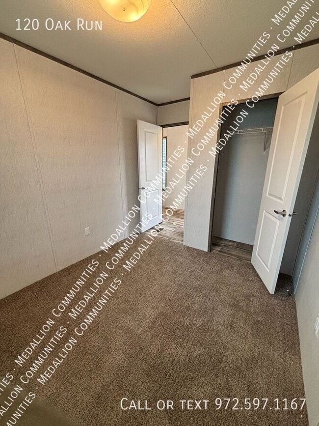 Building Photo - 120 Oak Run