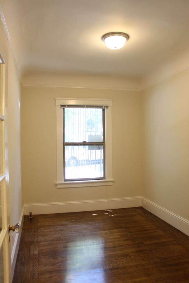 Building Photo - 2BR. Private Patio! Parking! DISHWASHER! On-Site LAUNDRY! HARDWOOD!