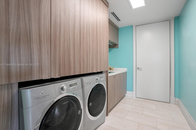Building Photo - 7041 Fisher Island Dr