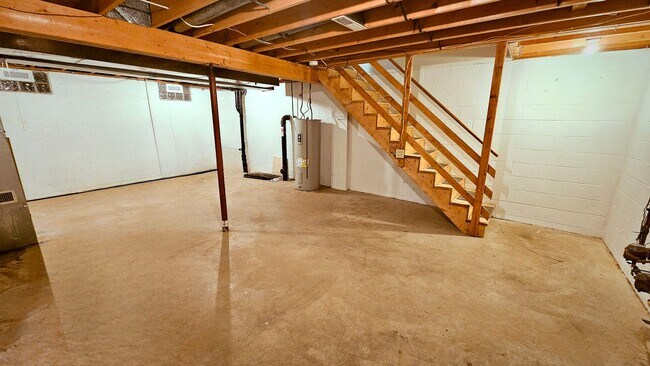 Building Photo - 1822-1824-1824 Sawmill Pl