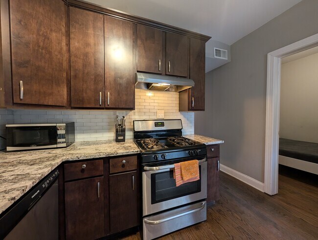 Building Photo - 1911 W Addison St