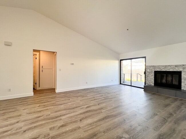Building Photo - Beautifully Remodeled 2-Bedroom, 2-Bathroom Townhome with Single-Car Garage
