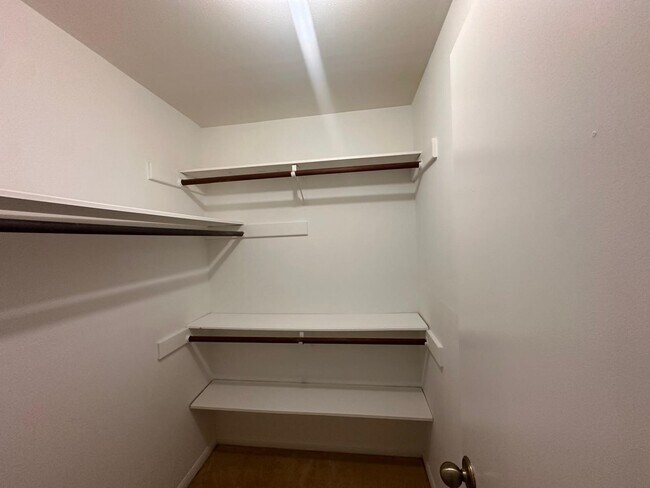 Building Photo - 219 Kings Ct